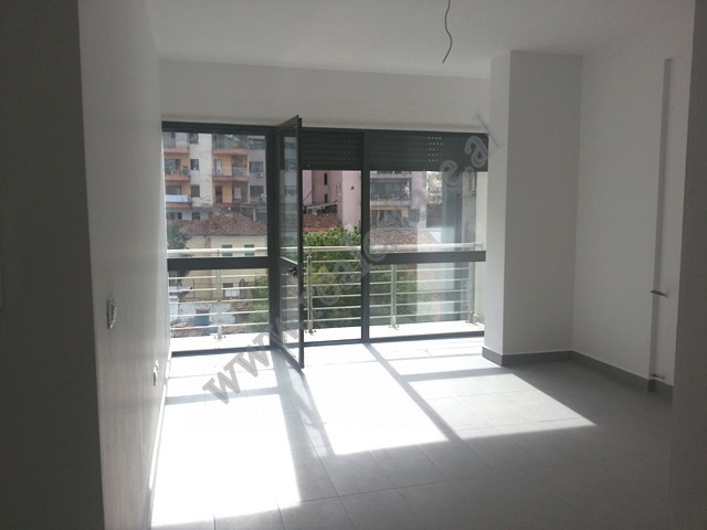 Apartament me qera per zyre ne rrugen Tafaj ne Tirane.

Apartamenti ndodhet ne katin e dyte te nja